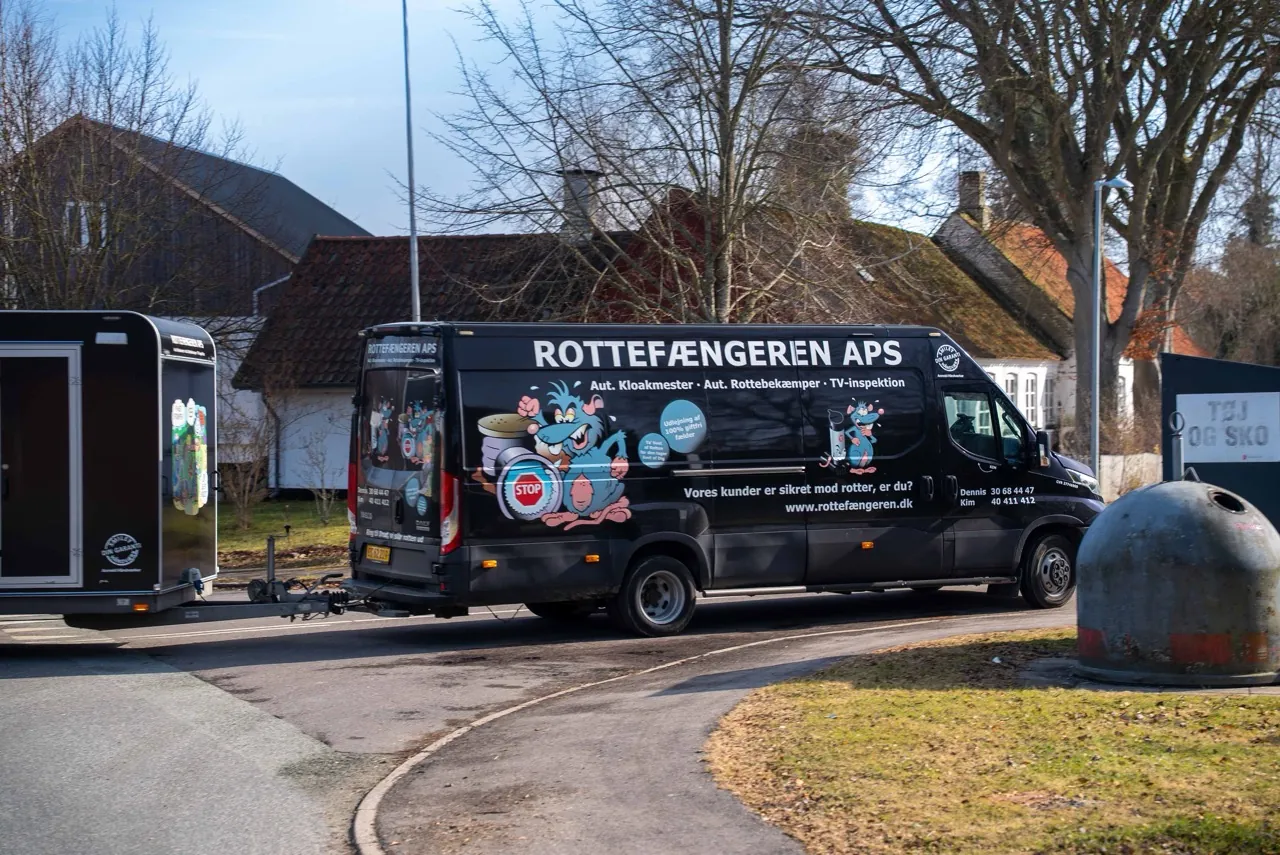 Rottefængerens firmabil med trailer på vej ud til montering af rottespærre